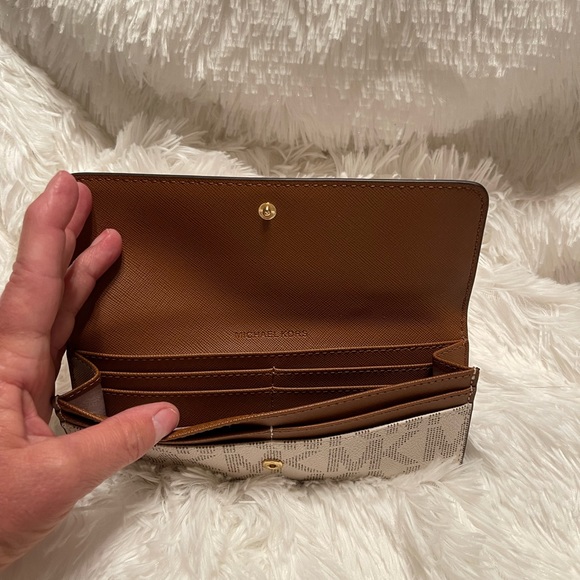 Michael Kors Envelope Wallet - Picture 3 of 7